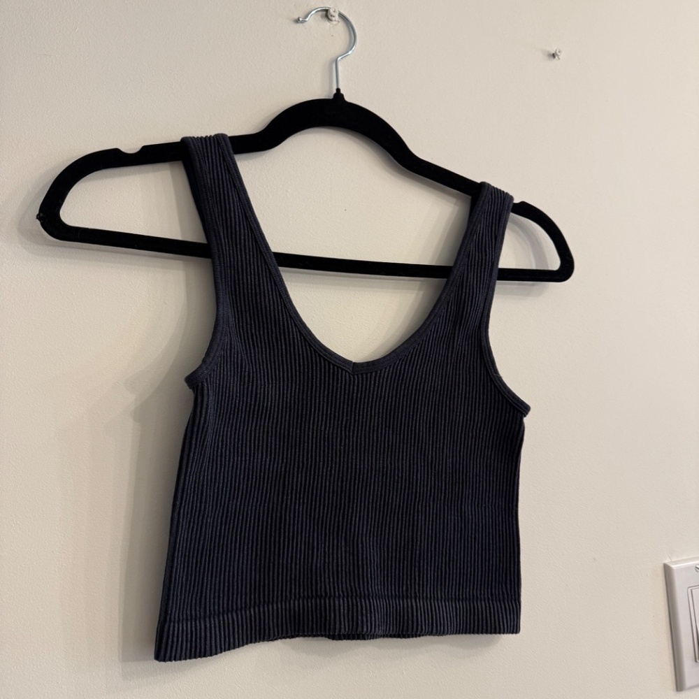 Cropped ribbed v-neck black tank top - Medium/Large